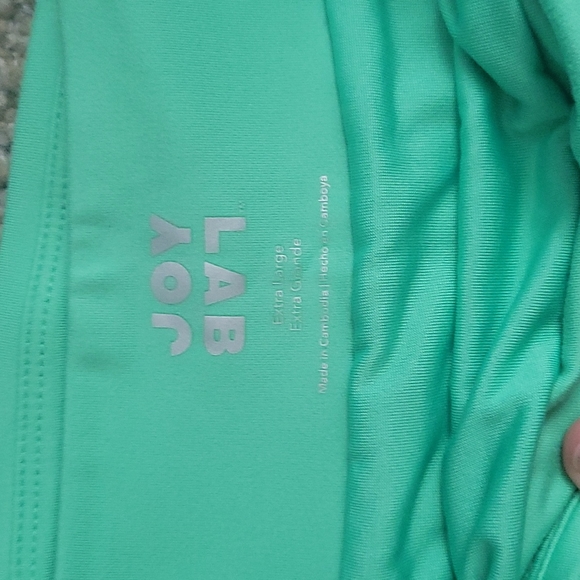 Green exercise shorts - Picture 2 of 4